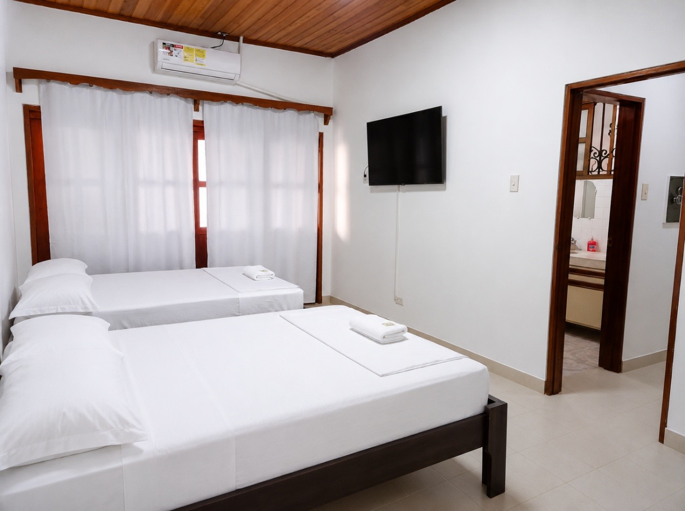Habitación de El Jaguar Casa Hotel con dos camas, Smart TV y baño privado