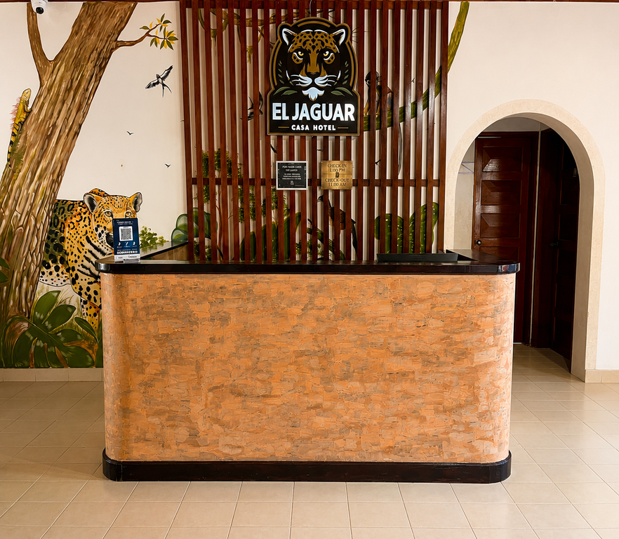Recepción de El Jaguar Casa Hotel con mural de jaguar