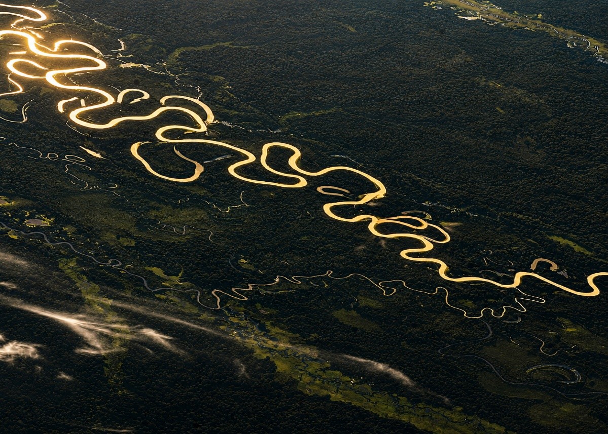 Fotografía aérea del río Amazonas serpenteando a través de la selva tropical