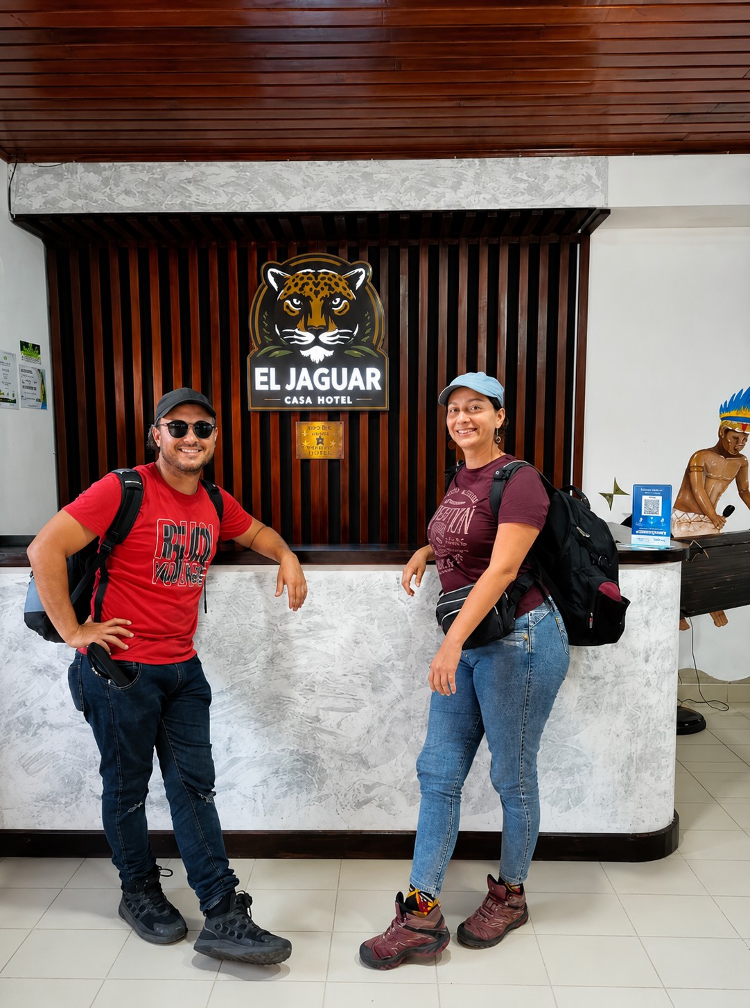 Pareja de huéspedes en la recepción de El Jaguar Casa Hotel al llegar a Leticia
