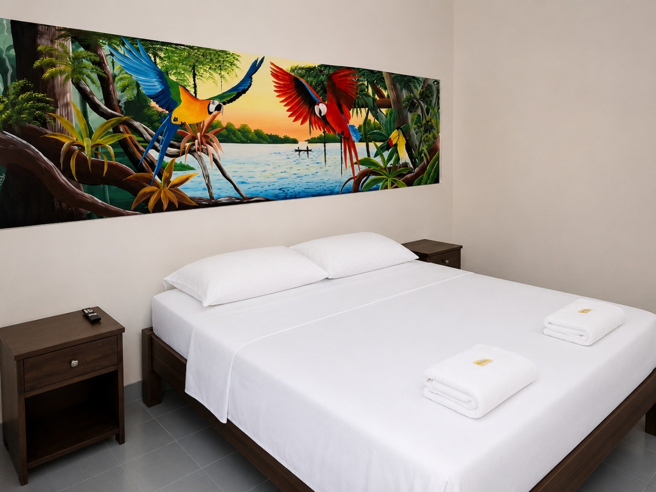 Suite Jaguar Doble en El Jaguar Casa Hotel con cama doble y mural de guacamayas amazónicas